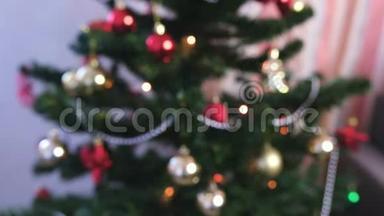 <strong>圣诞树</strong>树枝上的红色闪亮的球和<strong>金色</strong>玩具.. <strong>圣诞树</strong>上有灯光的圣诞花环